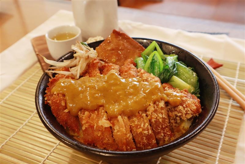 「蓋飯屋」的咖哩飯和味噌湯最讓粉絲回味。(圖/翻攝自「蓋飯屋」臉書)