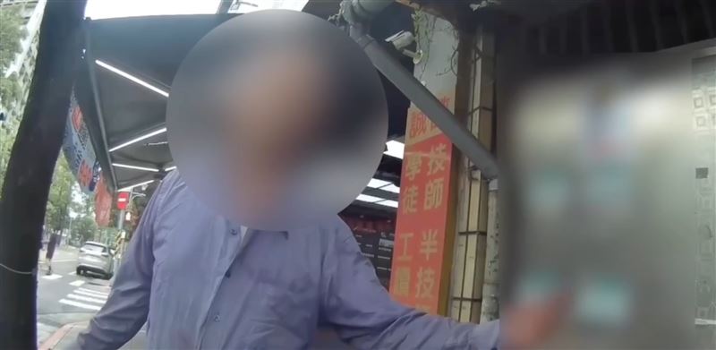 一名阿伯稱自己是前房客欲用舊鑰匙進門拿私人物品,嚇壞正在熟睡的住客邱姓女子。(圖/翻攝畫面)