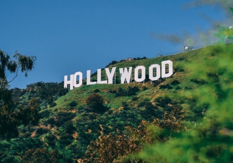 矗立在洛杉磯山頭、象徵美國電影帝國的「好萊塢(Hollywood)」巨型白色字母,是全球影迷心中無可取代的文化聖地。然這座標誌誕生至今的真實歷史,精彩與荒誕程度完全不輸電影劇本。(圖/翻攝自The Hollywood Sign Trust 網站)