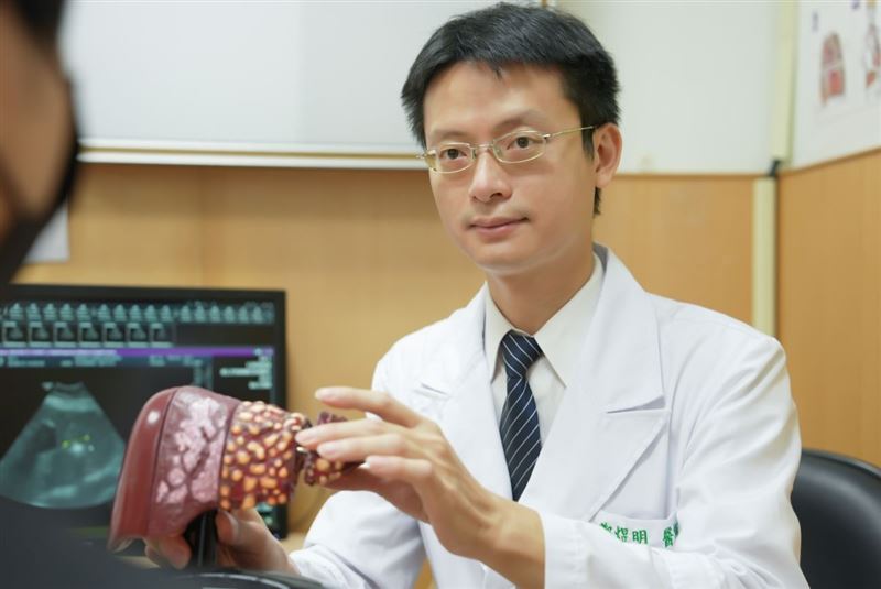 鄭煜明解釋，而肝癌越早發現，治療選擇與預後越好。（圖／台北慈濟醫院提供）