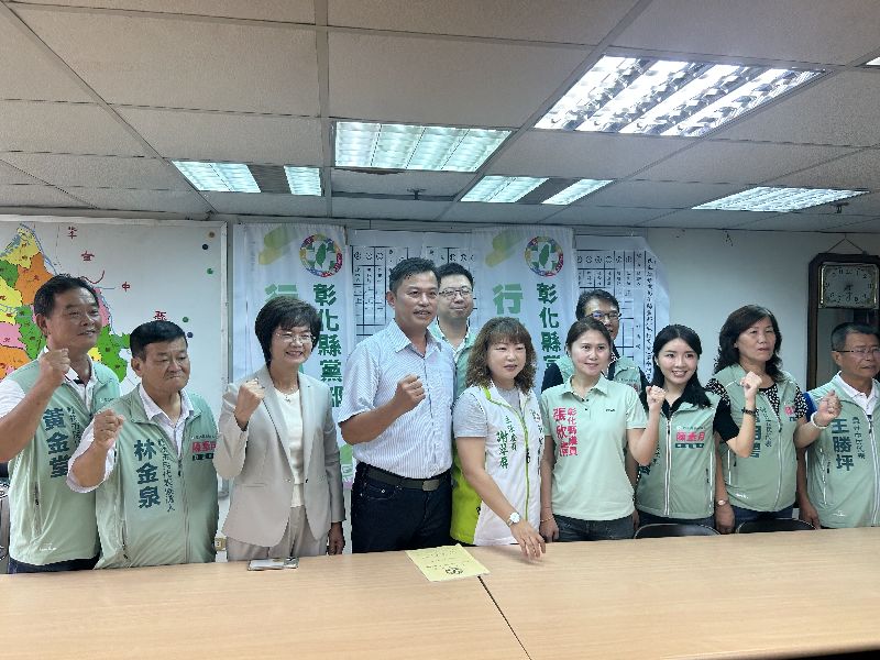 民主進步黨彰化縣黨部13日舉行記者會，徵召員林市大明里長張政岳（左4）選員林市長，民進黨彰化縣長參選人陳素月（左3）出席力挺