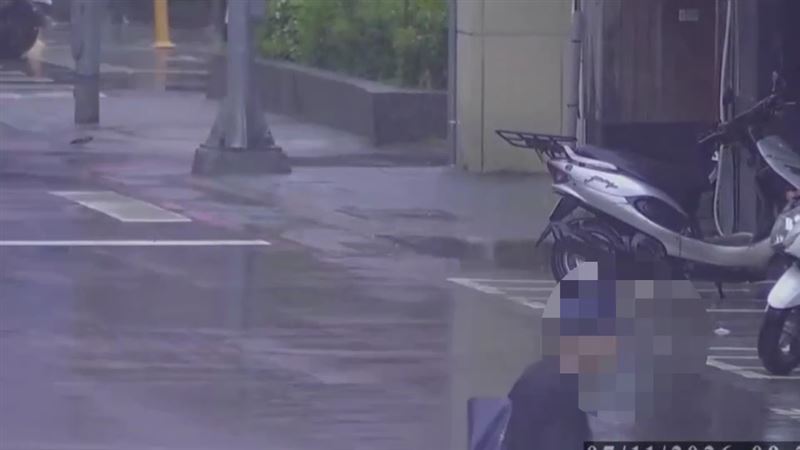 監視器拍下疑似嫌犯的身影。(圖/翻攝畫面)