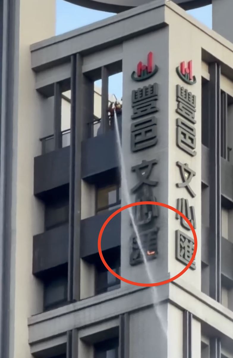 新竹市建案「豐邑文心匯」昨(18日)晚間招牌燈發生火警。(圖/翻攝自Threads @0110_tong 授權提供)