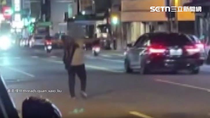 馬路當少林寺練功?翁疑酒醉脫序險遭車撞