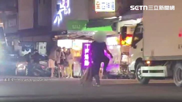 阿伯先前也被民眾發現疑似喝酒後在路中央跳舞。(圖/畫面提供 Threads legolas83849)
