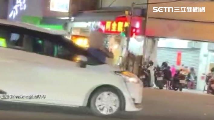 阿伯在路上的行為已經違反道路交通管理處罰條例。(圖/翻攝自Threads vaginal878)