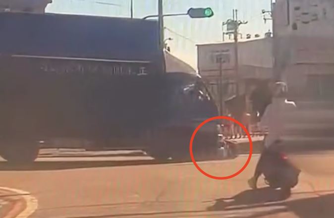 大貨車高速闖紅燈，撞上一輛左轉的機車。（圖／翻攝畫面）