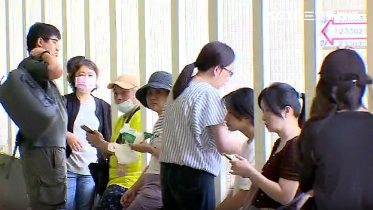 分科測驗遇到週一,有許多家長請假陪考