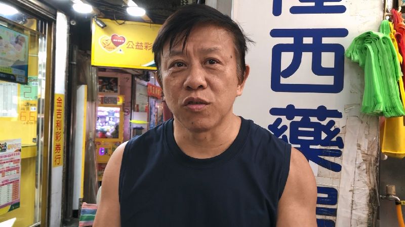 有民眾指出,在基隆廟口購買泡泡冰,吃到見底卻見蟑螂腳。陳姓業者(圖)13日受訪時向顧客道歉,並決定停業2天,徹底清潔消毒