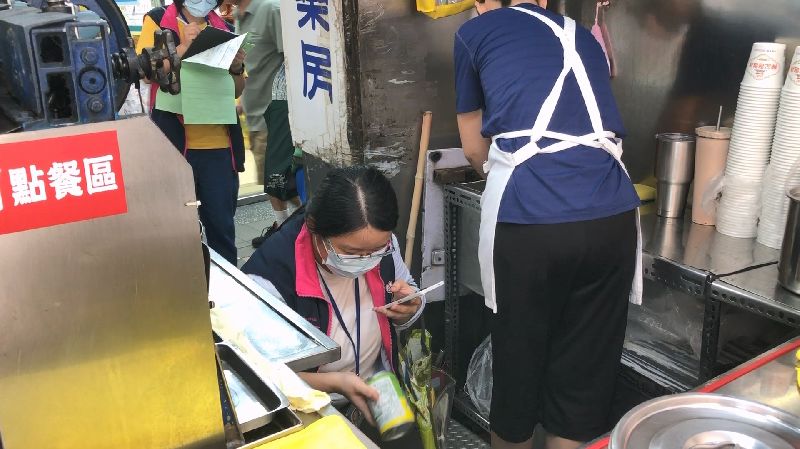 基隆廟口泡泡冰遭民眾指控杯底出現蟑螂腳。衛生局13日派員稽查,針對缺失,要求業者立即改善,完成後才可營業