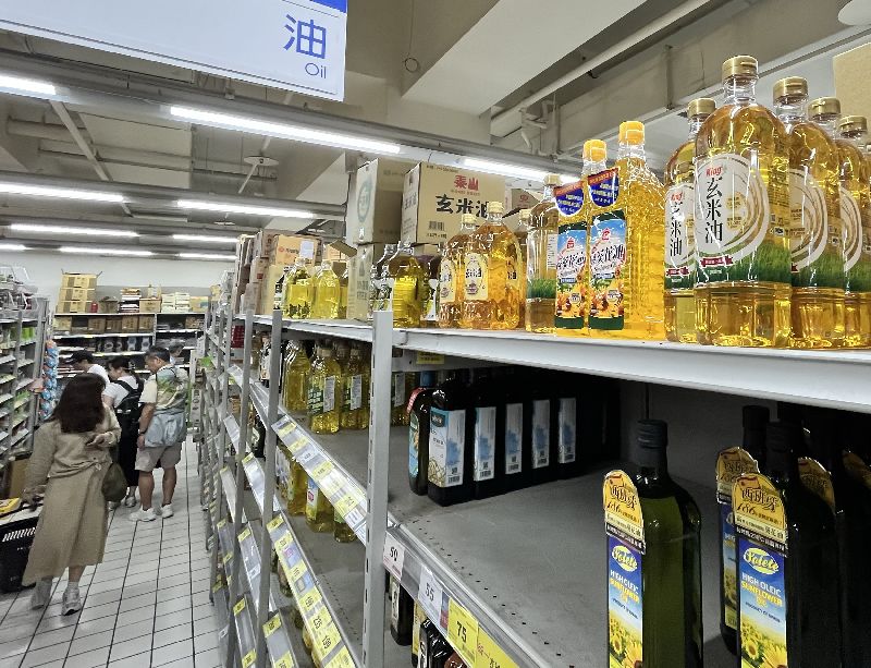 中聯油品致癌物超標衍生食安爭議，食藥署13日將公布先前預防性下架品項的再上架原則，衛福部次長林靜儀指出，會依照7月9日相關採樣的標準，站在科學證據與食安標準，確認哪些產品屬於可重新上架的。圖為台北市連鎖賣場架上油品