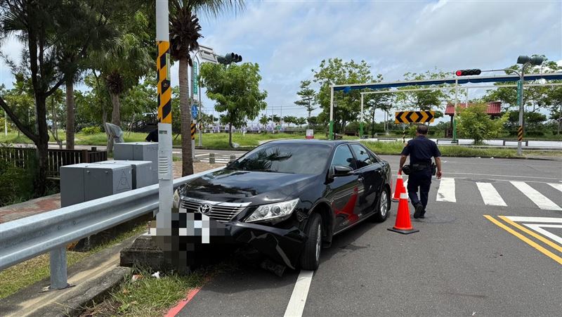 黃男載女友毒駕,過程中因碰上警方攔查心虛當場自撞。(圖/翻攝畫面)
