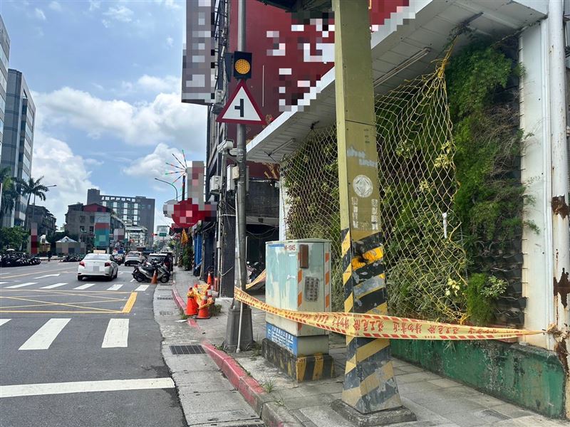 台北市南港區一輛聯結車於倒車時未注意後方狀況,猛撞後方的變電箱基座。(圖/翻攝畫面)