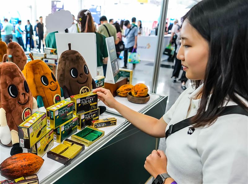 與會家醫師參觀高可可黑巧克力展示區，透過產品資訊與可可原料介紹，了解可可多酚相關研究，並認識72以上高可可黑巧克力每日3&ndash;5片、搭配均衡飲食的健康管理觀念。(圖/INNO+ Media Group提供)
