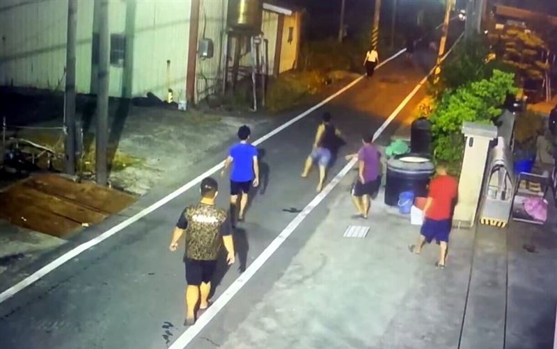 嘉義縣六腳鄉13日發生一起越南籍移工酒後鬥毆事件，造成1名阮姓男移工背部遭刺傷，送醫急救仍宣告不治，警方逮捕涉嫌行凶阮男。圖為衝突場面。（警方提供）