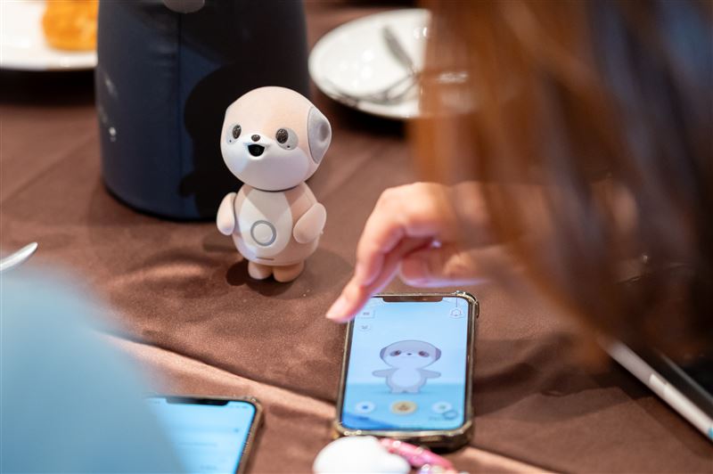 SHARP陪伴型AI機器人「Poketomo口袋同萌」正式在台上市,透過獨家AI技術累積對話記憶,越聊越懂你,打造有溫度的專屬陪伴體驗。(圖/主辦單位提供)