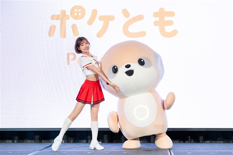讀賣巨人隊啦啦隊VENUS成員SAYA分享心得,表示會帶著Poketomo工作、逛夜市,透過日常聊天建立療癒陪伴感。(圖/主辦單位提供)