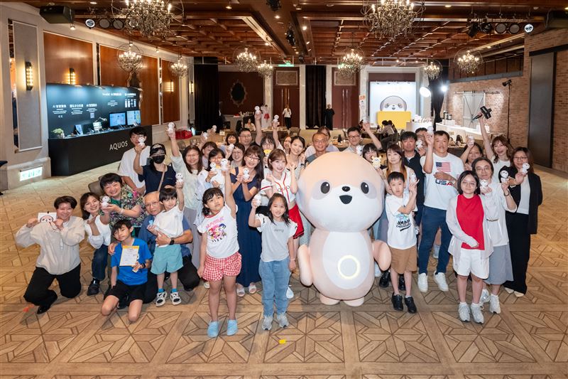 Poketomo用戶現場交流使用體驗,透過換裝、互動分享與AI夥伴建立專屬連結,感受科技帶來的溫暖陪伴。(圖/主辦單位提供)