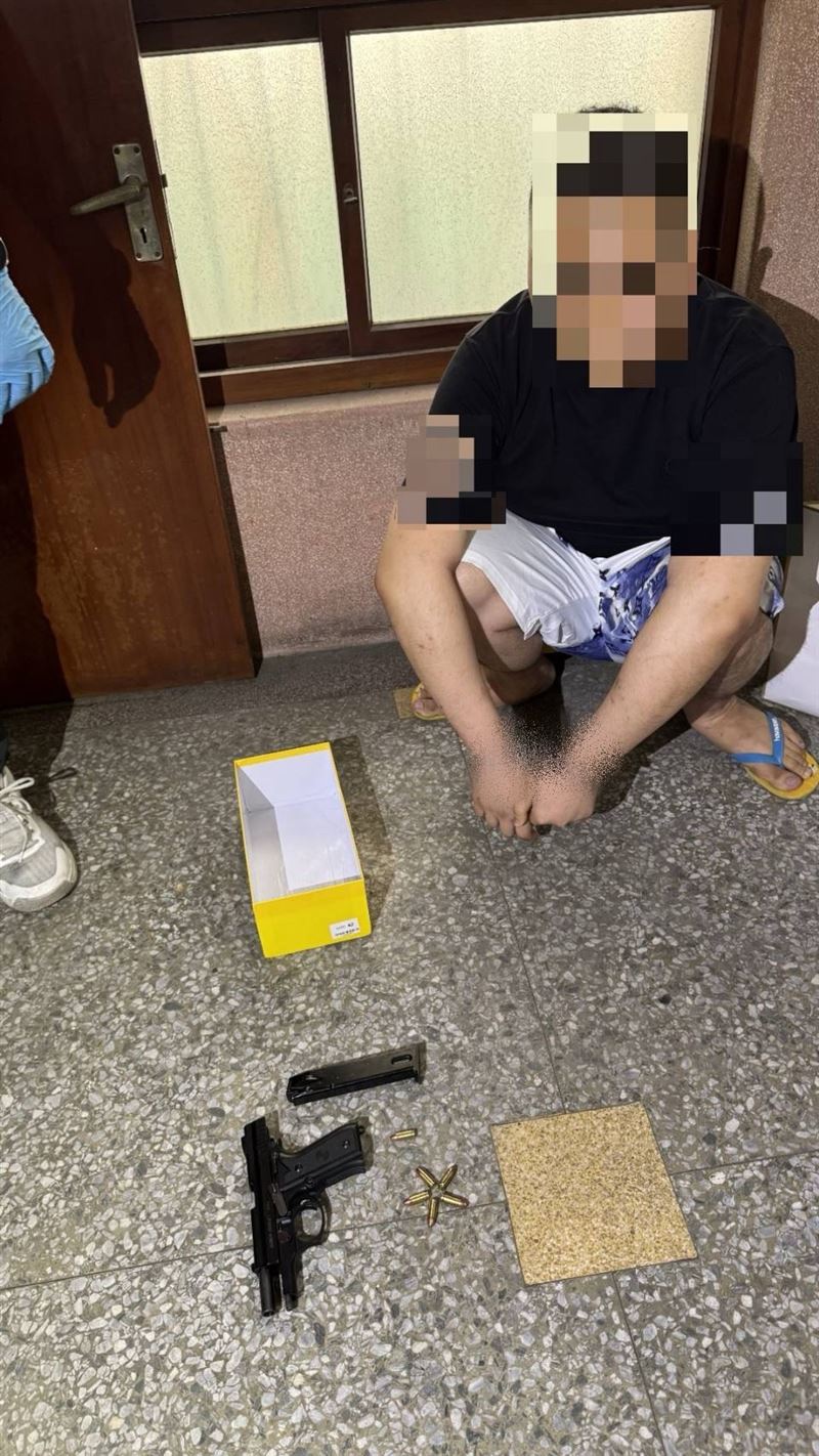 警方在周姓藥頭老家查獲改造手槍1把、彈夾1個（含子彈6發）等贓證物。（圖／翻攝畫面）