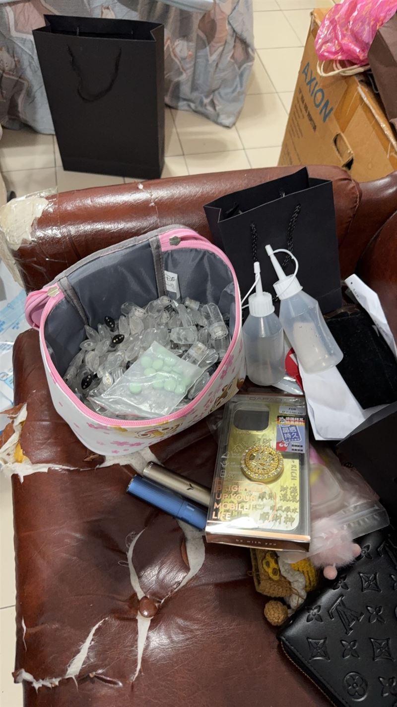 中市警破喪屍煙彈分裝場，藥頭擁槍自重睡夢中被捕。（圖／翻攝畫面）