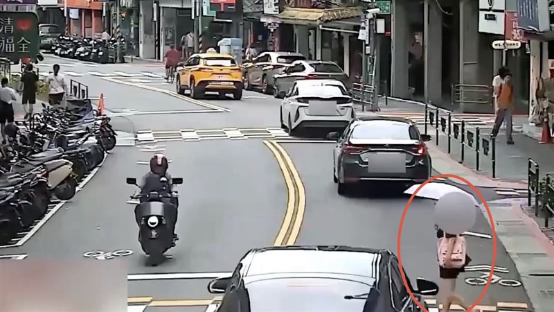 北市女過馬路遭賓士撞飛！送醫搶救不治