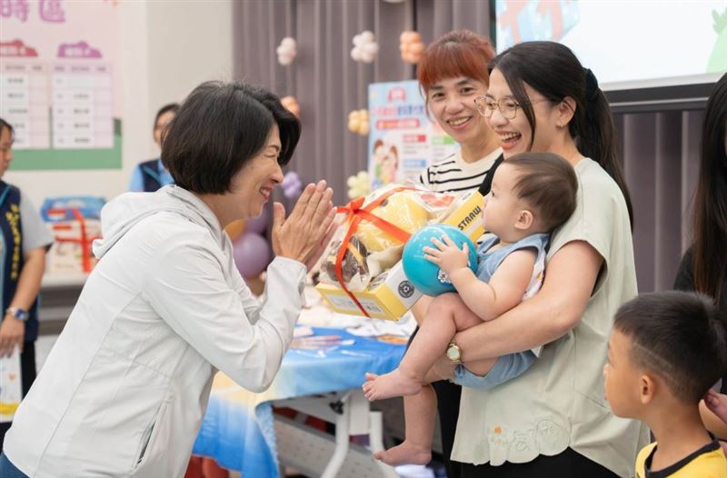 台東縣府宣布,自7月起正式實施0至6歲幼童健保費補助。(圖/翻攝自饒慶鈴臉書)