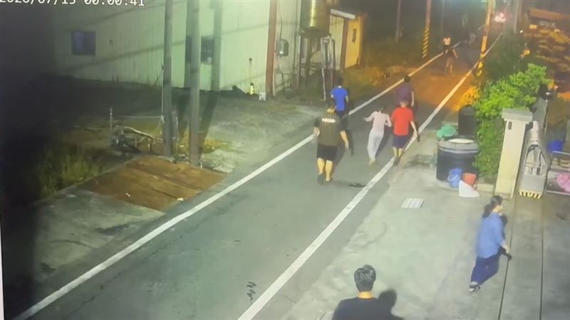 監視器拍下衝突過程。(圖/翻攝畫面)
