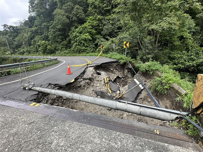 苗21線10K石壁橋至神仙谷路段沿線多處崩塌,阻礙南庄鄉交通。(圖/苗栗縣政府提供)