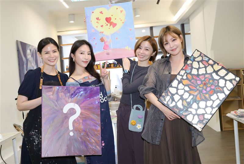 蘿莉塔(左起)、張家瑋、王瞳、孟慶而為受虐兒作畫。(圖/台灣愛與希望國際關懷協會提供)