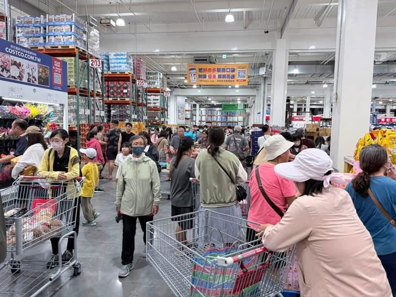 對於新店購物空間與停車動線。不少網友說,開幕人很多但沒有很擠,停車位增量,整體動線還算順暢。(圖/「好市多商品資訊分享」網友授權)