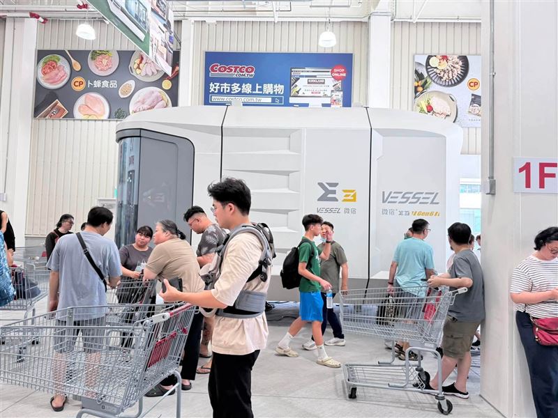 美式賣場好市多新高雄店新開幕,社群平台近日湧現不少開箱與購物心得。會員們熱烈分享開幕特價品及特色商品如太空艙等,話題十足。(圖/「好市多商品資訊分享」網友授權)