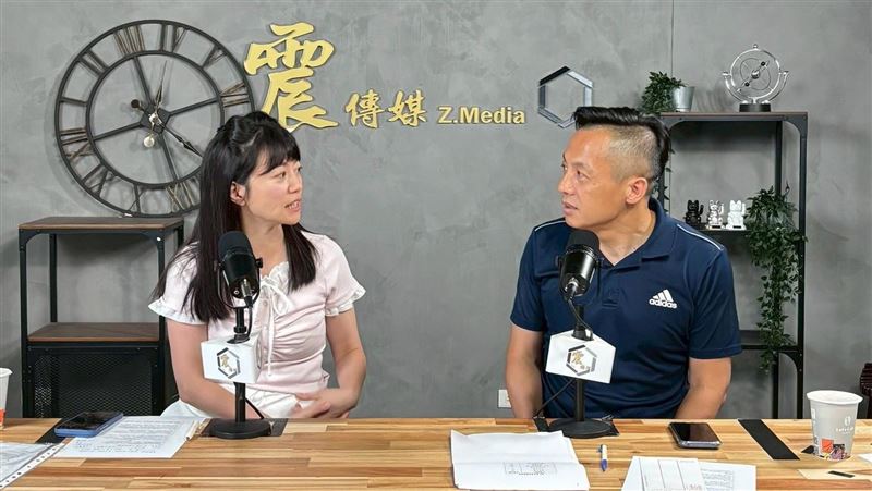 李明賢(右)強調,藍白之間的合作,目前仍是以黨主席為對口。(圖/震傳媒《新聞!給問嗎?》提供)