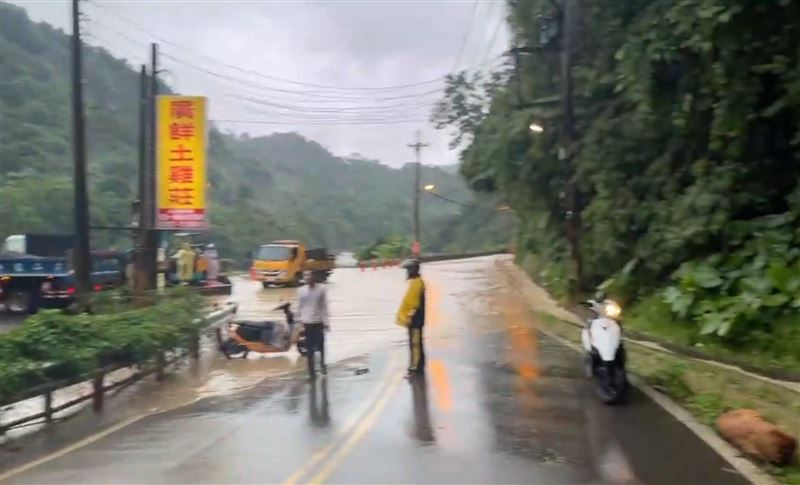 新竹縣五峰鄉今(13日)下午下暴雨,造成竹122線道積水、水流沖刷。(圖/翻攝畫面)