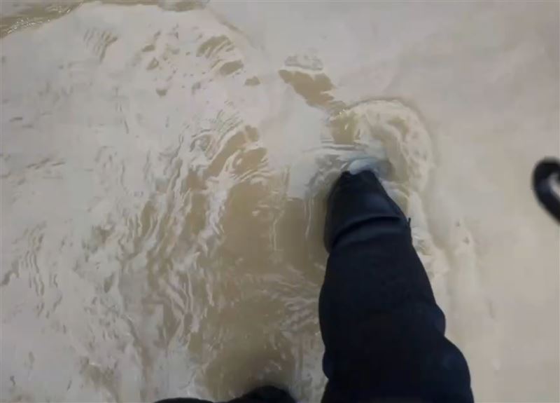 水淹已經超過半顆輪胎。(圖/翻攝畫面)