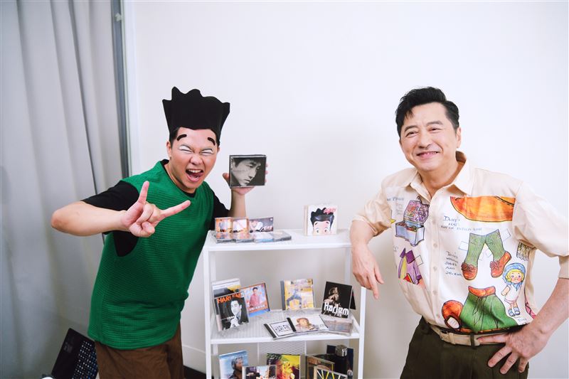 那那大師(左)從小聽著哈林(右)的音樂長大。(圖/福茂唱片提供)