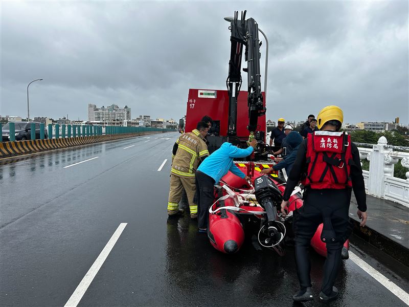 嘉義縣六腳鄉北港大橋11日上午傳出男子落水,警消出動救生艇搜救。(圖/資料照)