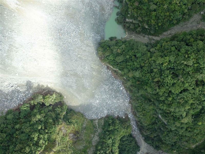 花蓮萬里溪堰塞湖水位接近溢流。(圖/農業部提供)