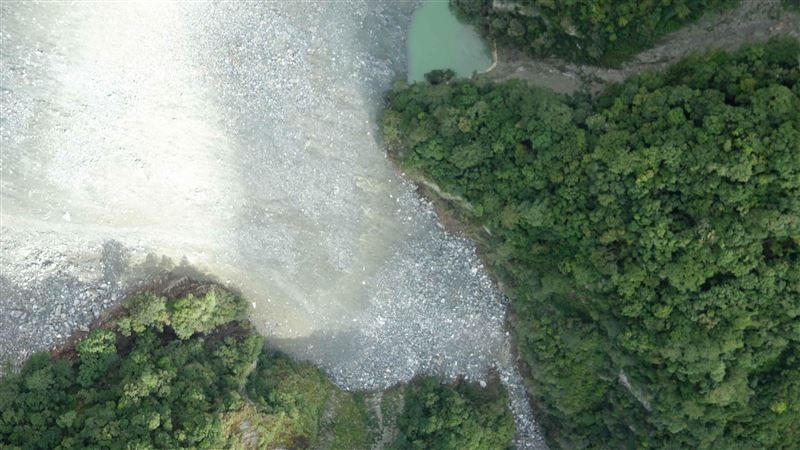 黃色警戒!萬里溪堰塞湖「水位接近溢流」