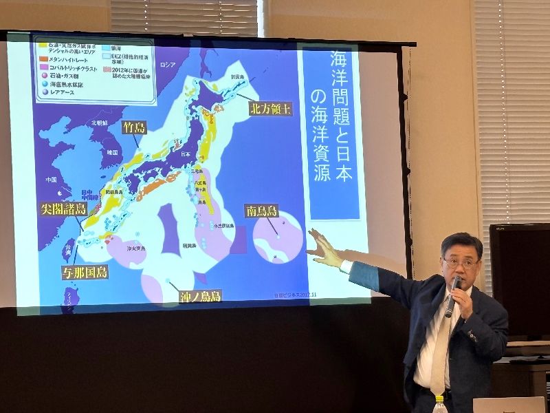 日本跨黨派國會議員組成的「思考台灣海峽和平與穩定國會議員之會」7月13日在東京召開成立後首次會議,國民民主黨參議員山田吉彥發表演講。(圖/中央社)
