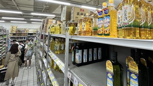 食藥署將公布油品再上架原則（2）中聯油品致癌物超標衍生食安爭議，食藥署13日將公布先前預防性下架品項的再上架原則，衛福部次長林靜儀指出，會依照7月9日相關採樣的標準，站在科學證據與食安標準，確認哪些產品屬於可重新上架的。圖為台北市連鎖賣場架上油品。中央社記者趙世勳攝　115年7月13日