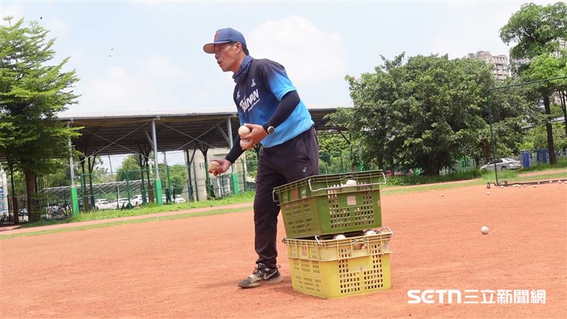 現年48歲的陳峰民，曾是2000年代台灣棒球最具代表性的捕手之一。他先後在台灣大聯盟與中華職棒奪下最佳捕手獎，多次入選國家隊，與葉君璋、高志綱並列為台灣「三大名捕」，代表台灣征戰亞洲錦標賽、亞運及首屆世界棒球經典賽，在球員生涯巔峰留下無數精彩時刻，也成為當時台灣棒球最具代表性的本壘守護者之一。（圖／記者張雅筑攝）