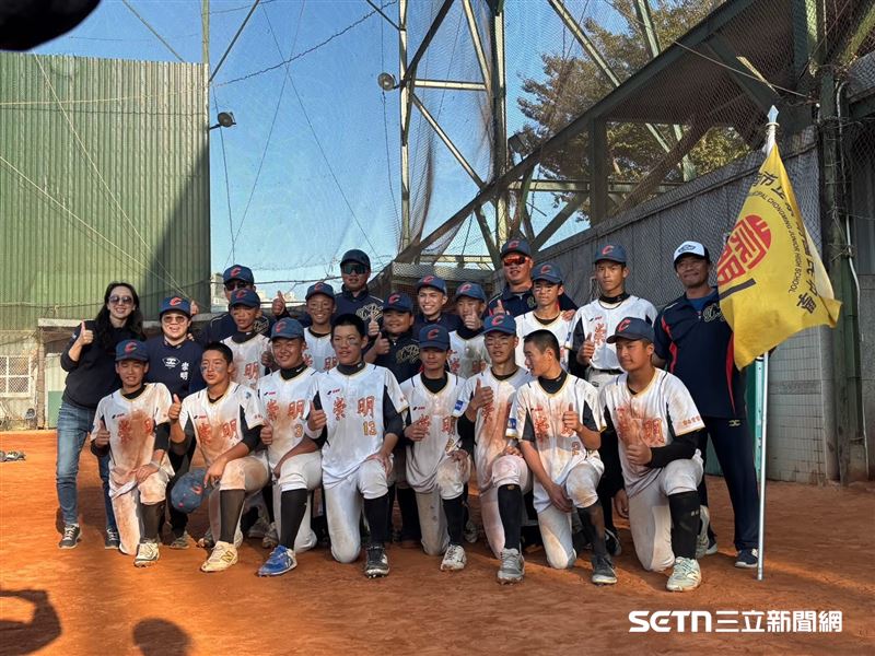 從原本不被看好、幾乎一無所有，到如今成為全國青少棒強權之一，崇明國中棒球隊在陳峰民教練團帶領下，用14年時間寫下屬於自己的奇蹟。曾經從零開始撿石頭、鋪紅土，如今不僅屢創全國佳績，更培育出一批又一批優秀球員。對陳峰民而言，這支球隊不只是他的執教成果，更是自己在人生跌倒後，重新站起來最好的見證。（圖／崇明國中棒球隊授權提供）