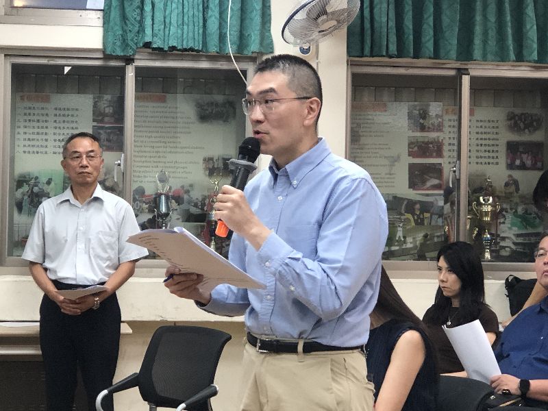 基隆市名人幼兒園教保員涉嫌虐童案延燒，家長13日質疑另有教保員涉案。基隆市長謝國樑（前）說，無論行政或刑事調查，都需要有證據支持