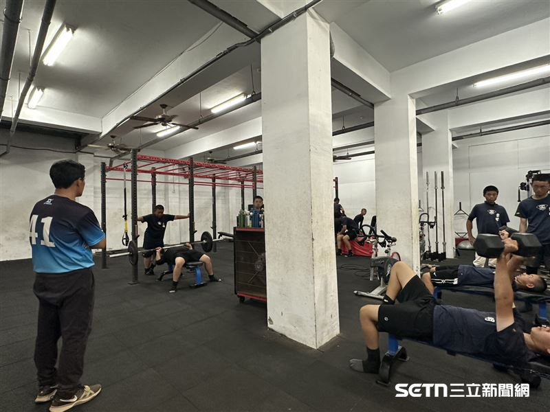 如今，崇明國中棒球隊的孩子已有專屬重量訓練室，不再需要像14年前那樣克難訓練。從只有兩支球棒、30多顆球，到擁有完整訓練設備，每一項硬體都是一路努力爭取而來。陳峰民笑說，現在看到孩子們能在更好的環境裡安心練球，就覺得當年撿石頭、鋪紅土、一步步打造球場的辛苦，全都值得了。（圖／記者張雅筑攝）