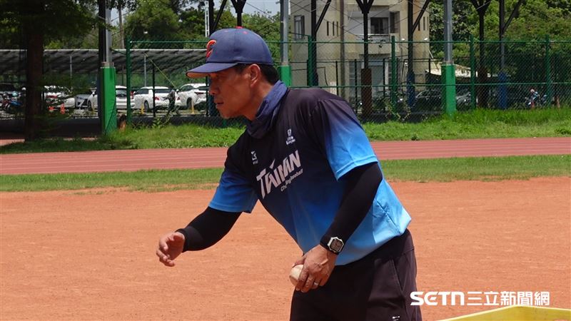 陳峰民職棒生涯橫跨台灣兩大職棒聯盟，先後效力台灣大聯盟嘉南勇士、中華職棒第一金剛及La New熊，球員時期曾多次榮獲最佳十人捕手、金手套獎，並與葉君璋、高志綱並列台灣「三大名捕」，是2000年代台灣棒球最具代表性的捕手之一。豈料，2010年正值職業生涯巔峰之際，卻無端捲入假球案，雖然最終獲判無罪定讞，但仍因此被迫提前告別職棒舞台。（圖／記者張雅筑攝）