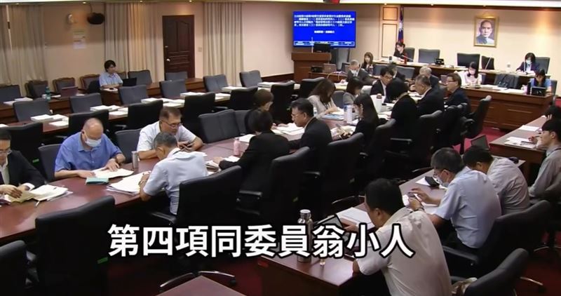 立委提案宣讀口誤!翁曉玲變「翁小人」,網笑:不小心說出心聲。(圖/翻攝自Threads @mr.kp157.2)