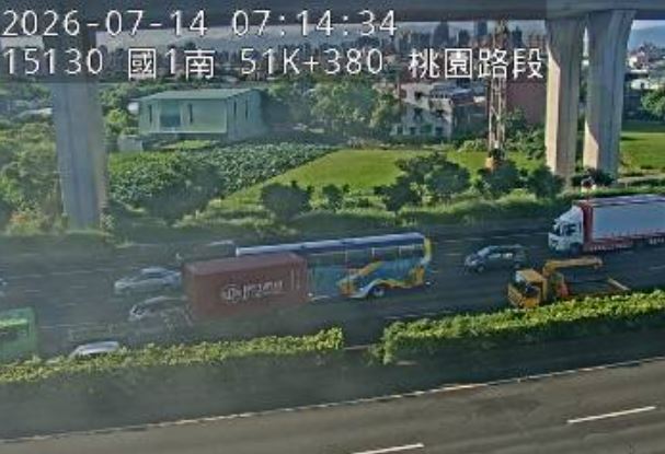國道1號北向51.4公里、桃園路段,發生4車追撞事故。(圖/翻攝自高公局)