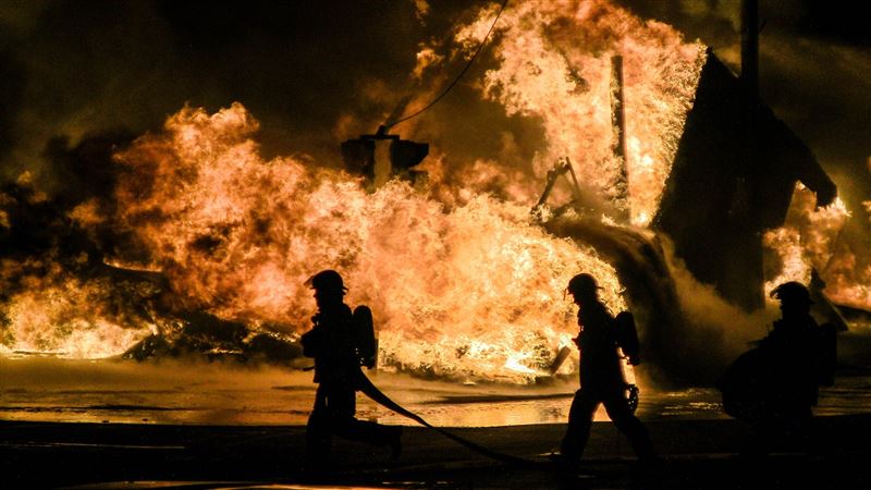 台中市龍井區三港路一處木造工寮於19日深夜發生嚴重火警,因現場風勢強勁,火勢迅速延燒並吞噬整棟平房。(示意圖/PIXABAY)