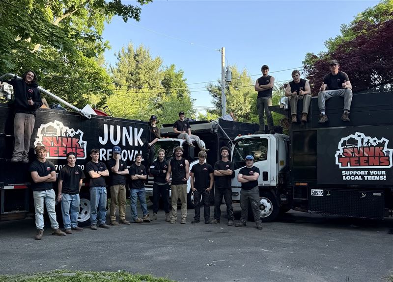 美國兄弟靠「垃圾清運」創業。（圖／取自Junk Teens Junk Removal）
