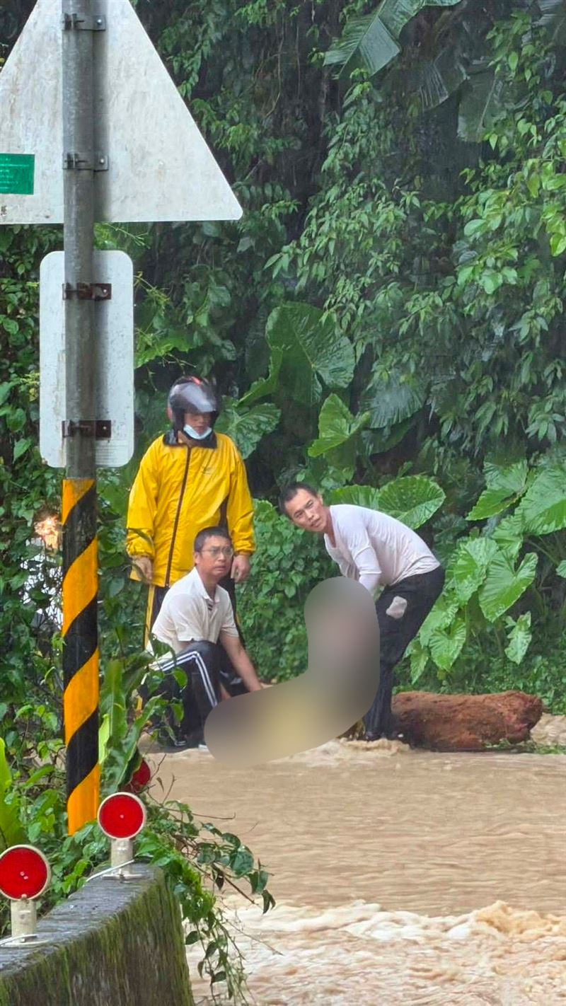小貨車駕駛（右1）第一時間協助鄭女脫困，自己也險些被急流沖走。（圖／翻攝自「竹東小鎮」臉書）
